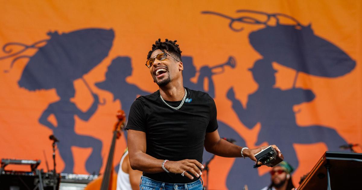 乔恩·巴蒂斯特(Jon Batiste) 为史蒂芬·科尔伯特(Stephen Colbert) 深夜秀送别娱乐/生活